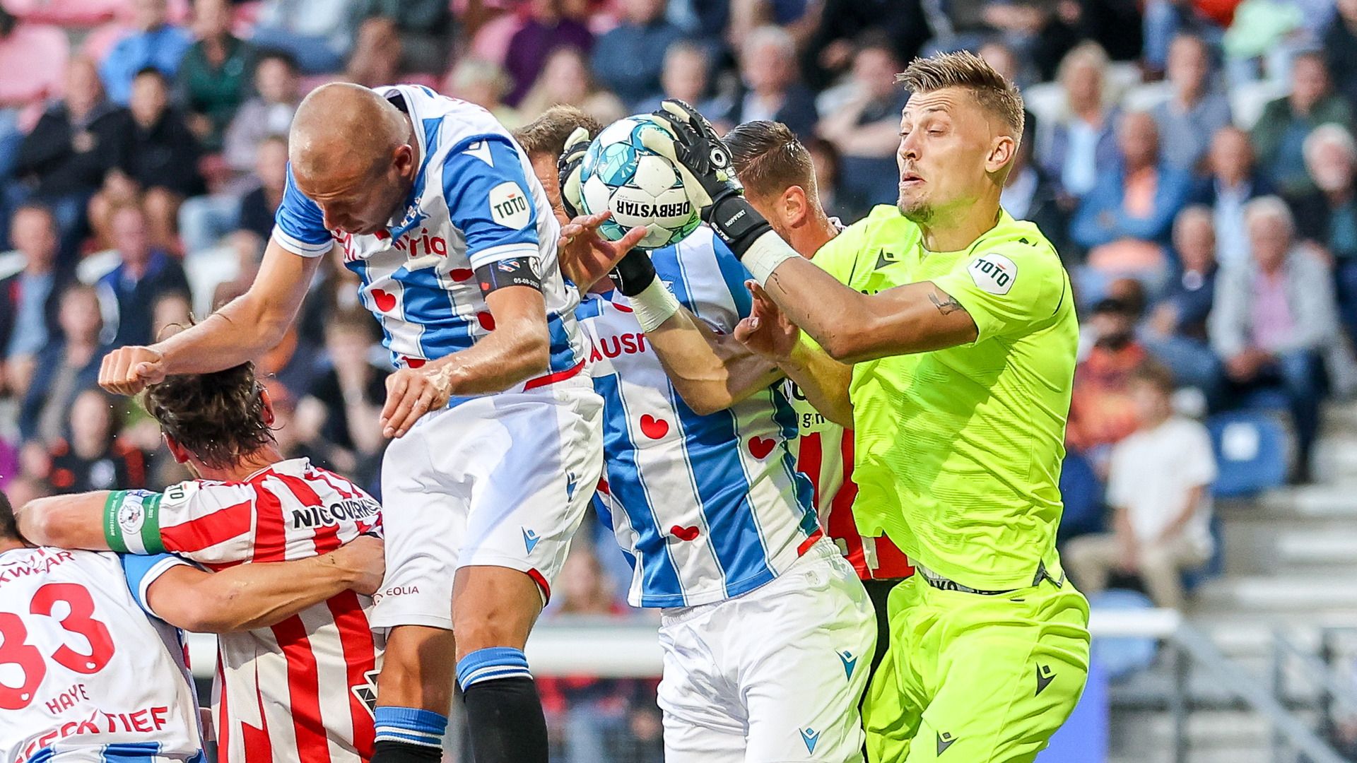 Drukte voor de goal van Andries Noppert