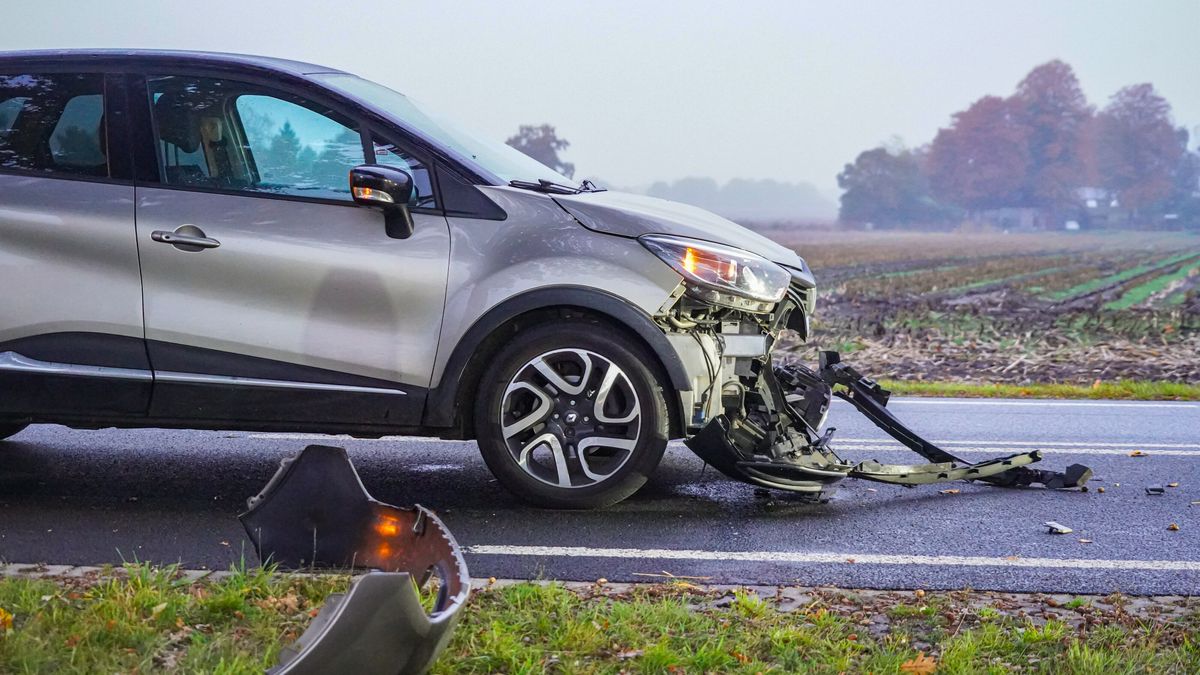 Twee auto's botsen op elkaar op N386 bij Donderen