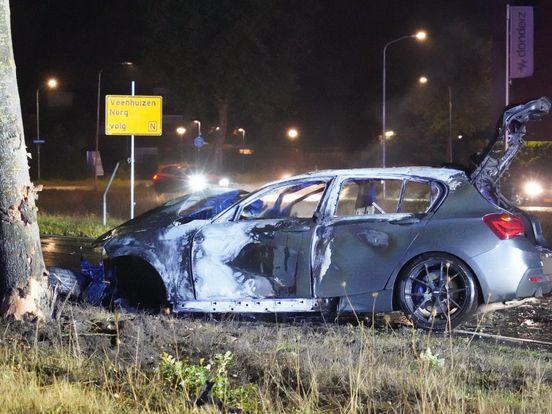 Auto botst tegen een boom en vliegt in brand in Assen