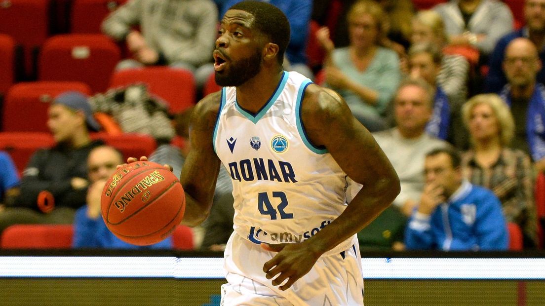 Vernon Taylor brengt de bal op namens Donar archieffoto