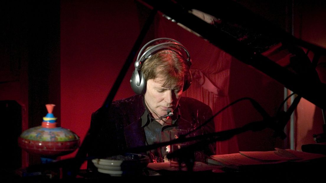 Mojo-oprichter Berry Visser in 2004 tijdens een thuisconcert