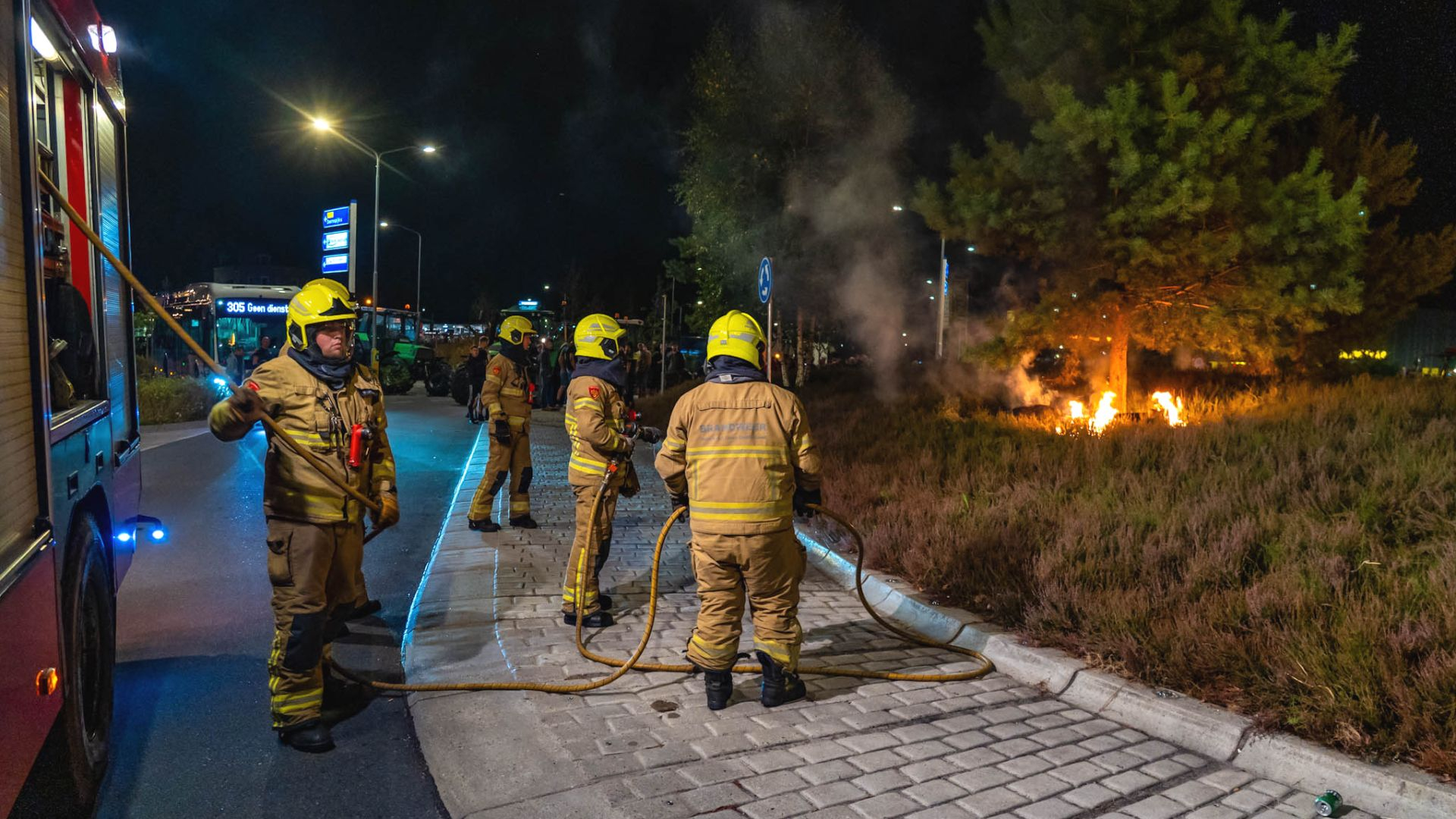 Foto: Rotonde geblokkeerd en in brand gestoken tijdens boerenprotest