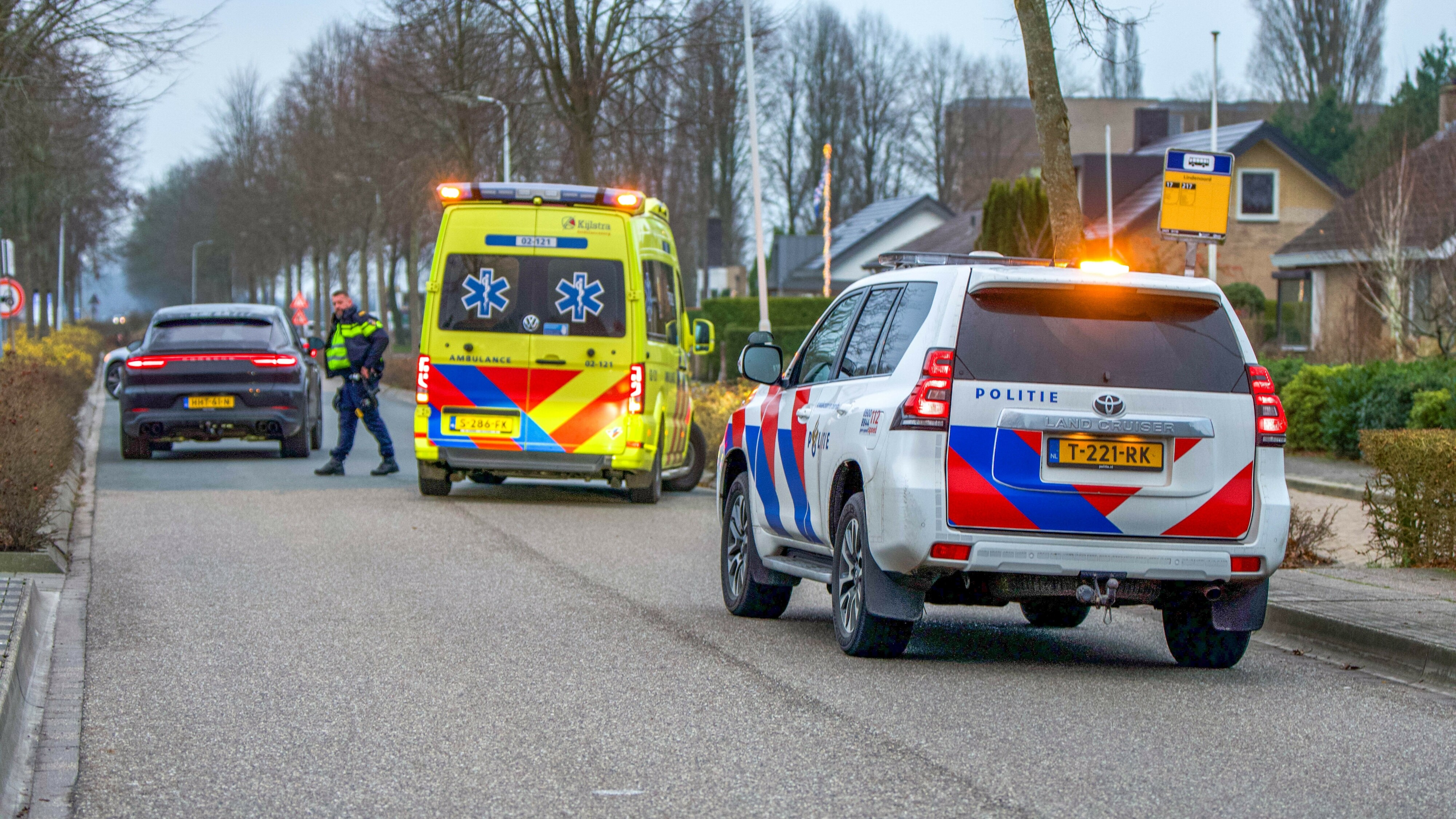 De frou is mei in ambulânse nei it sikehûs brocht