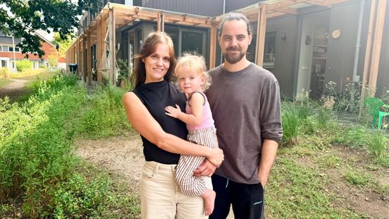 Liselotte en Niels bouwden met hun vrienden een rij huizen: 'Dit is hoe we het voor ons zagen'