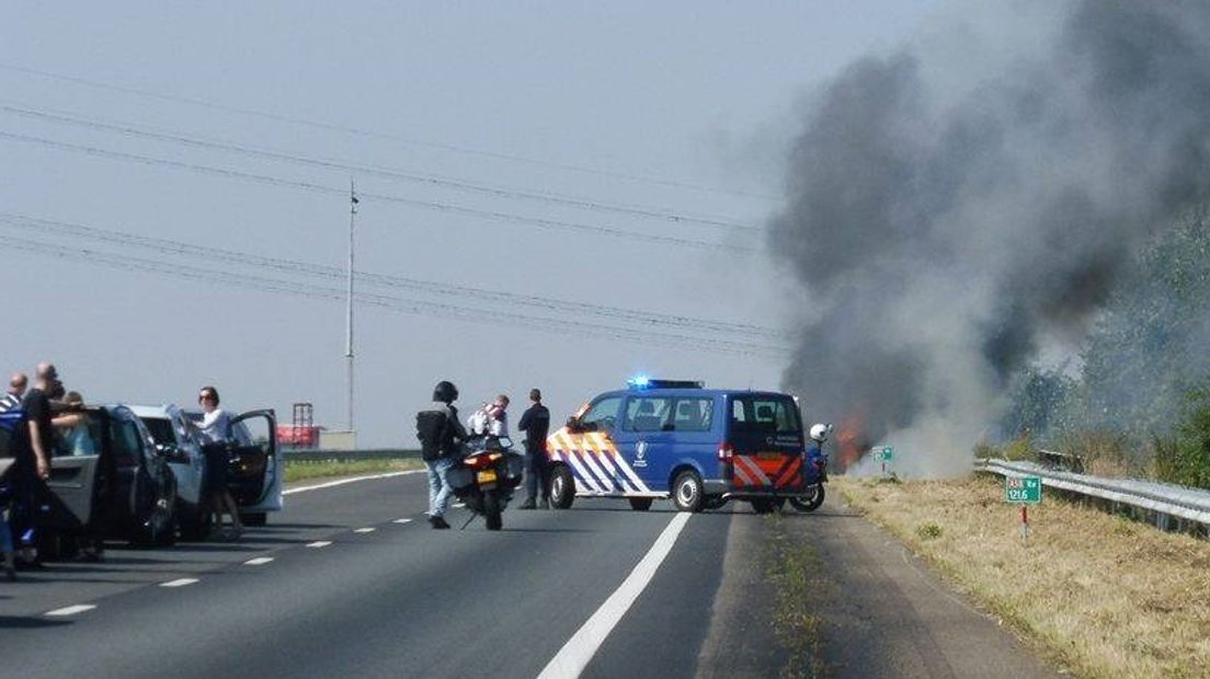 Brandende auto zorgt voor nieuwe file A58 (video)