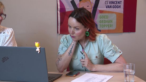 Geslaagd of gezakt? Docent belt haar leerlingen