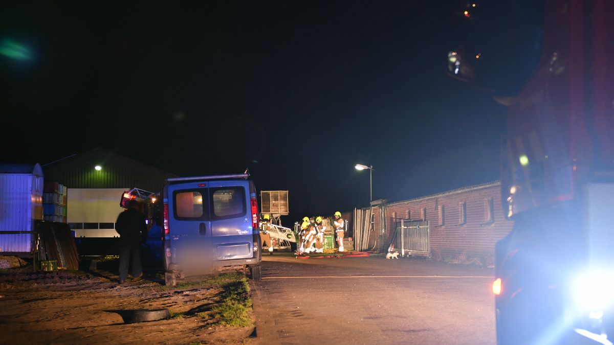 Brandweer met meerdere blusvoertuigen naar grote stalbrand in Leunen