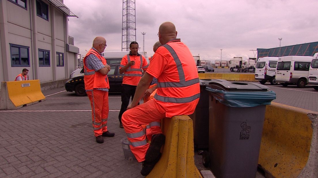 Werknemers Cobelfret in de haven van Vlissingen-Oost