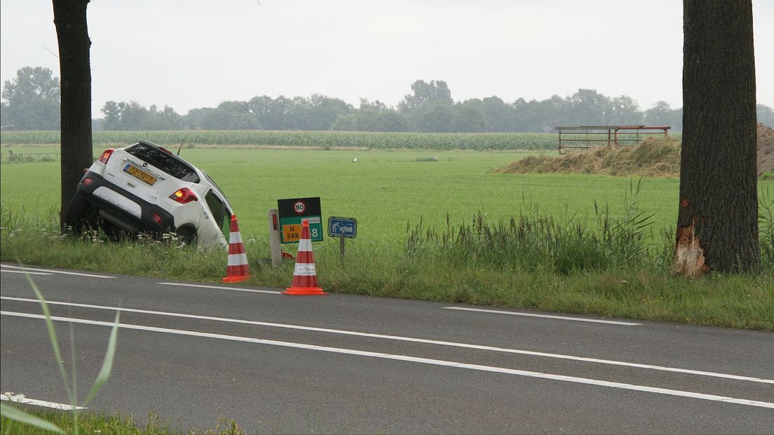 Auto en camper met aanhanger botsten tegen elkaar op N348 bij Raalte