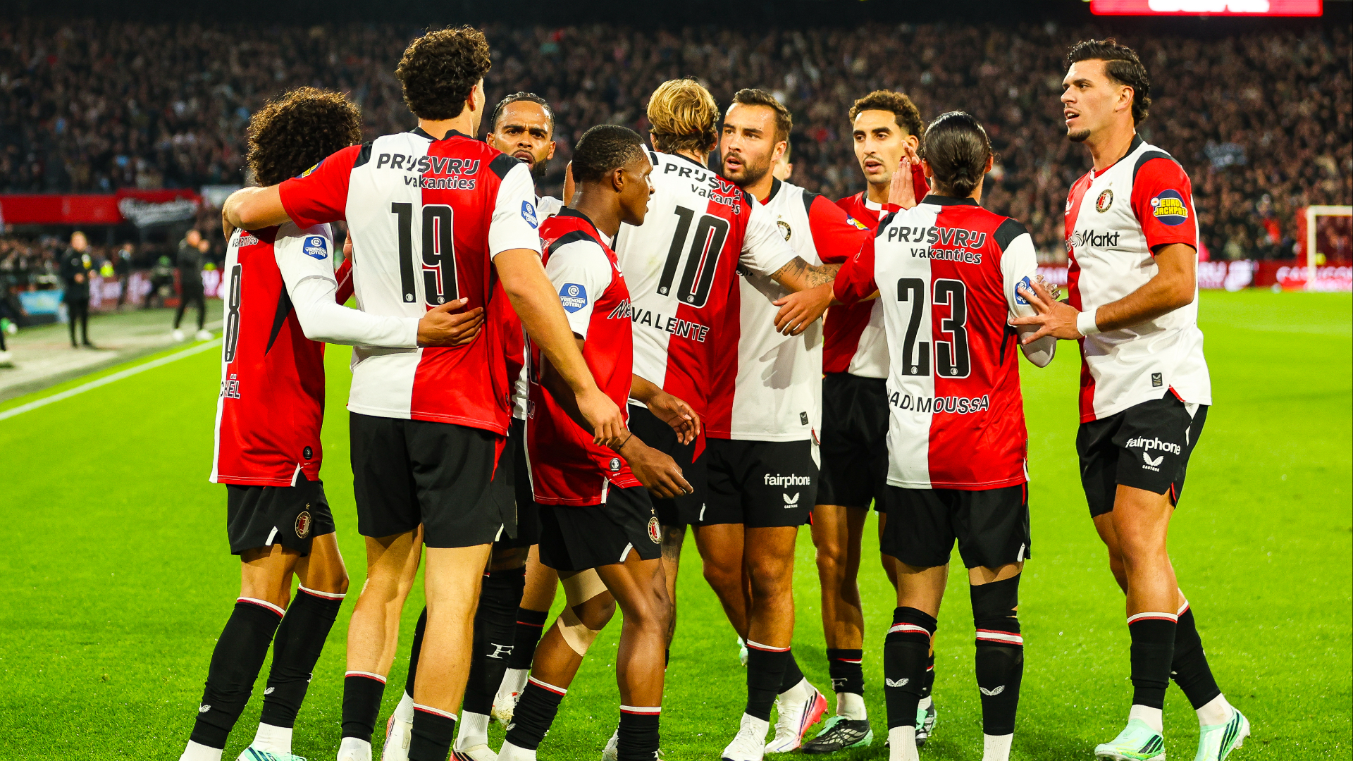 Feyenoord juicht met z'n allen na de openingstreffer tegen AZ