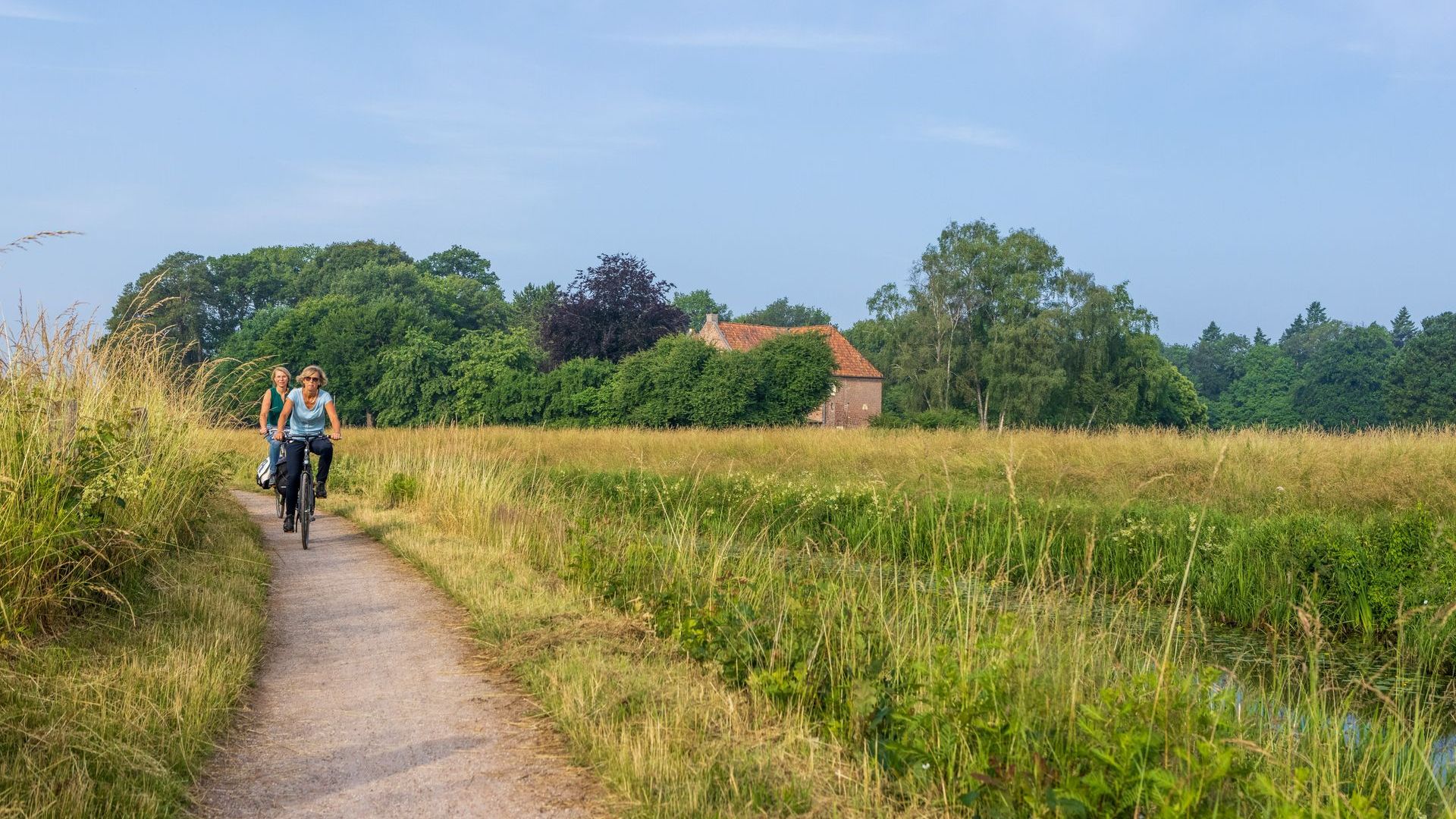 De fietsroute leidt onder meer langs landgoed 't Walfort in Aalten.