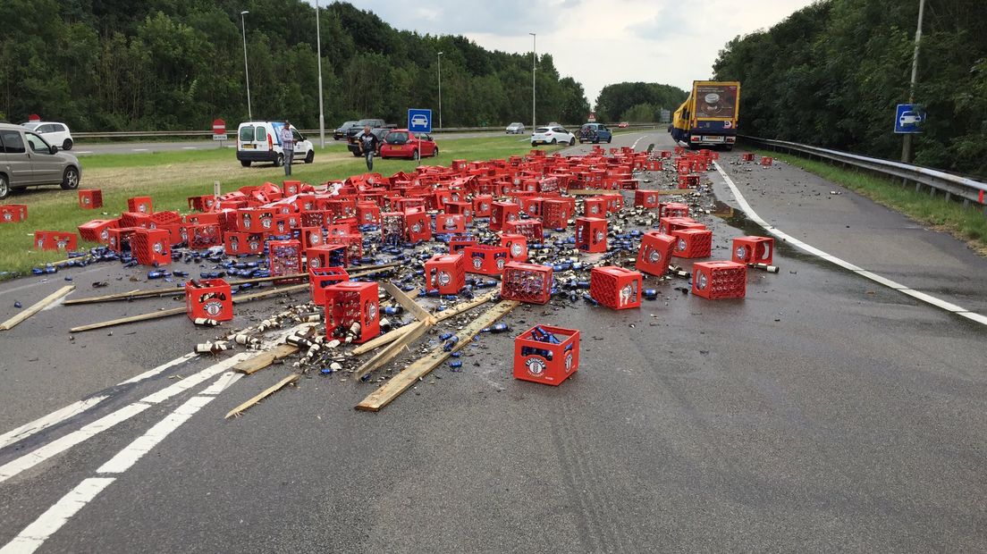 Bier kan behoorlijk lastig zijn voor automobilisten. Rijden met bier gaat niet, maar doorrijden met bier op de weg gaat al helemaal niet. Op de N323 bij Echteld is een lading bier, vanuit een vrachtwagen, op de weg beland. Rond 19.00 uur was de weg weer vij.