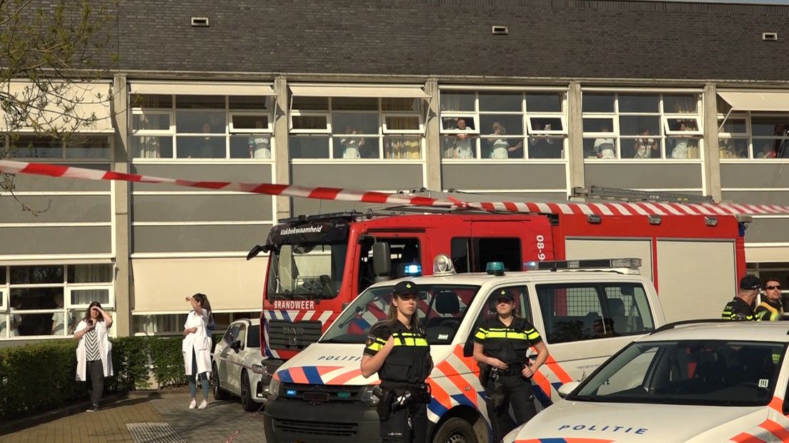 Medewerkers van de brandweer en de politie hebben vrijdagochtend een bezoek gebracht aan ziekenhuis Rivierenland in Tiel. Dat deden ze om de zorgverleners daar een hart onder de riem te steken. In het ziekenhuis werd tegelijkertijd een blijk van waardering voor de collega-hulpverleners voorbereid.