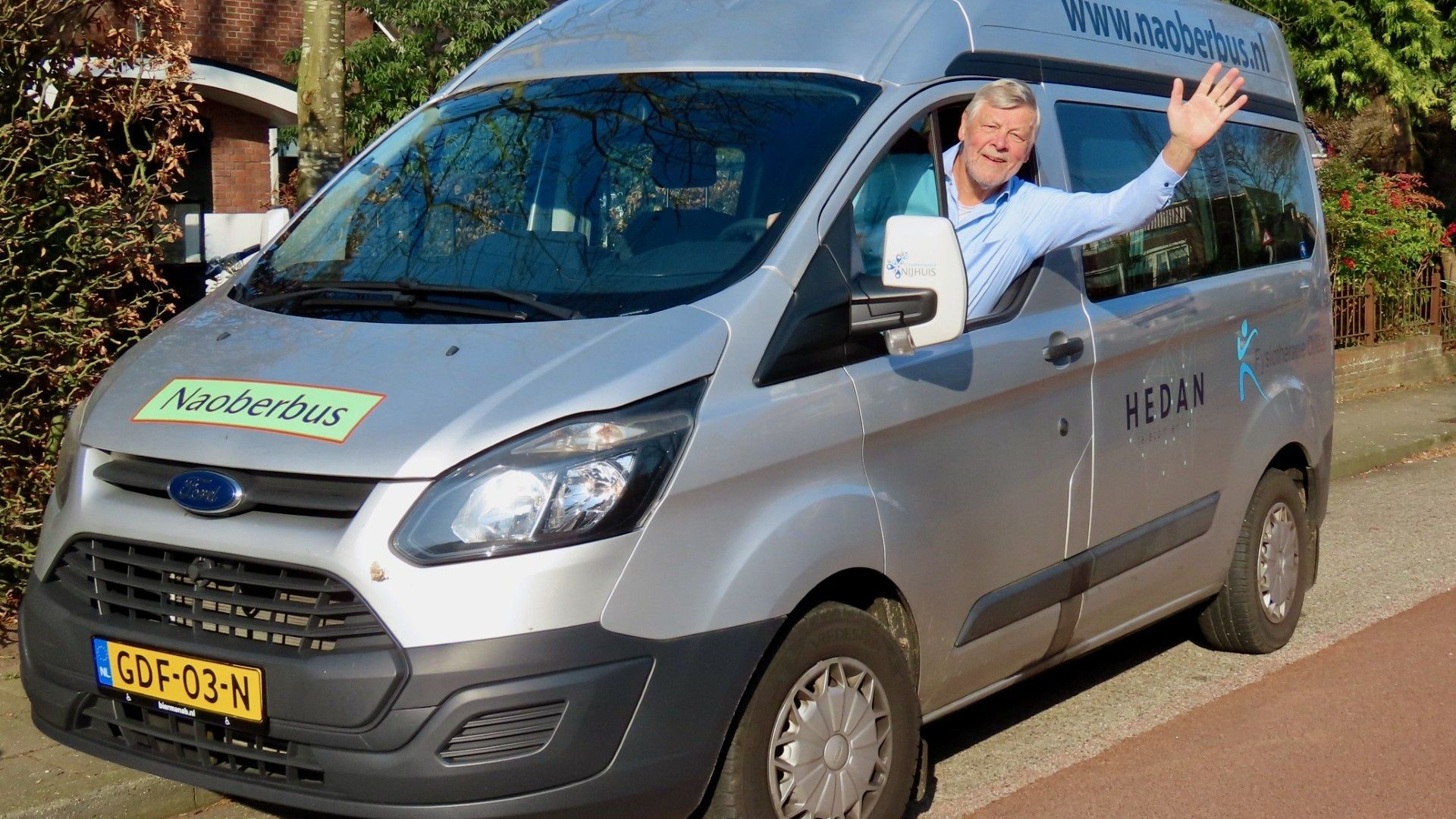 Heen en weer met Pieter op de jarige Naoberbus