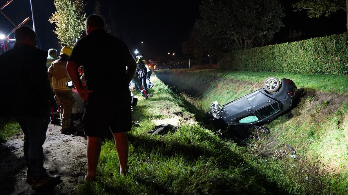 Auto op de kop in de greppel: drie zwaargewonden naar ziekenhuis