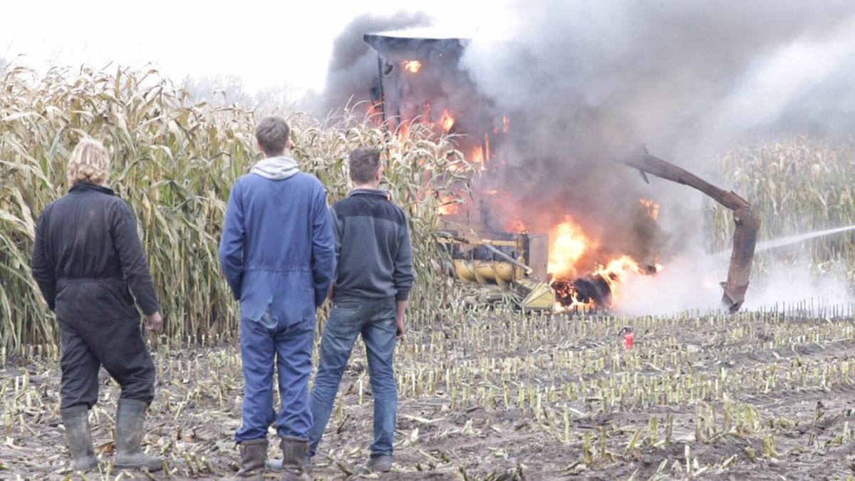 Maïshakselaar vliegt in brand tijdens werk op het land