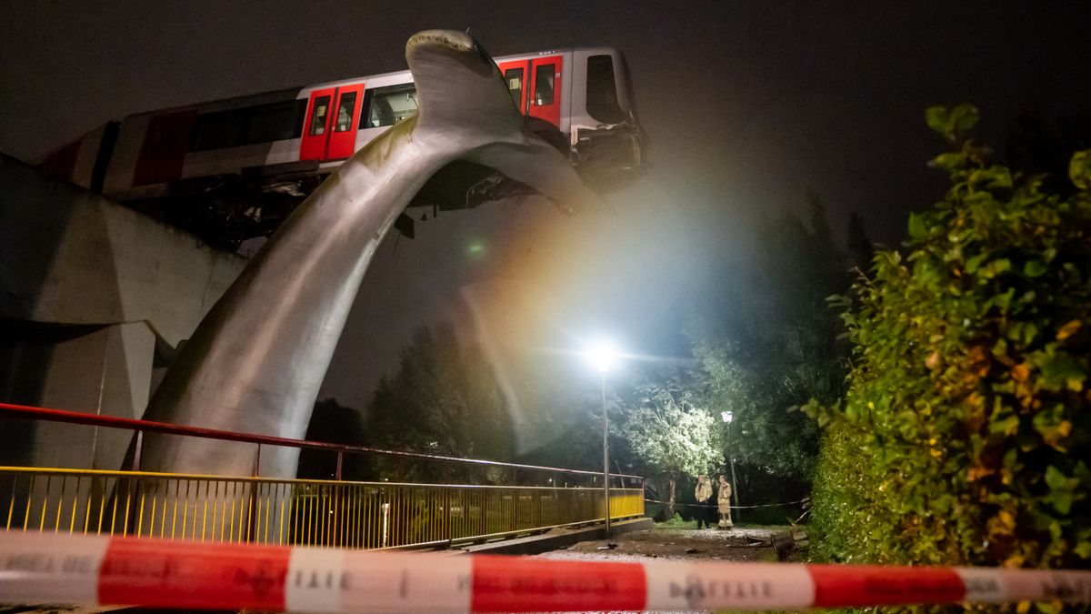 Metro rijdt door stootblok en bungelt meters boven de grond in Spijkenisse