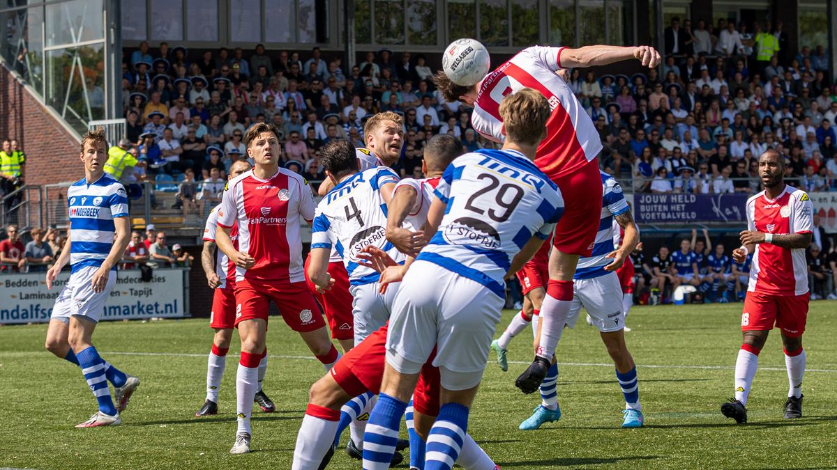 Overzicht amateurvoetbal: Blauw verslaat Rood in Spakenburgse derby | DOVO blijft winnen in derde pe