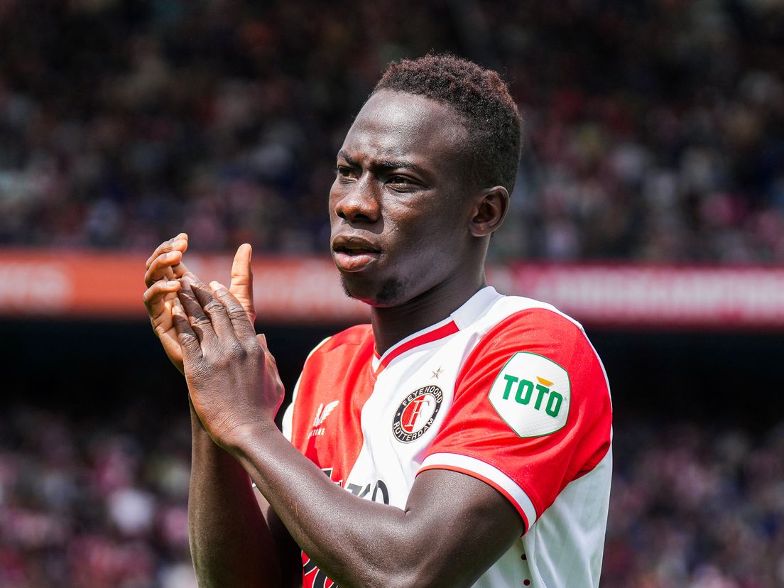 Yankuba Minteh startte bij Feyenoord in de basis tegen Almere City