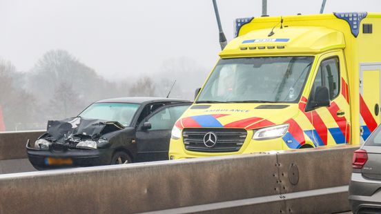 Gewonde na botsing tussen twee voertuigen. Gewonde na botsing tussen twee voertuigen.