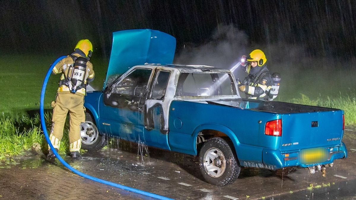 Pick-up uitgebrand op carpoolplaats in Terwispel