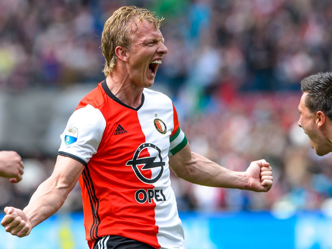 Dirk Kuyt viert zijn goal in het kampioensduel van Feyenoord tegen Heracles