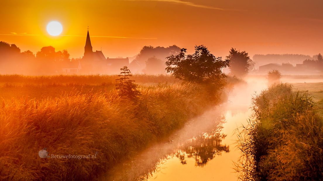 Uitslapen is er voor de Betuwefotograaf zelden bij. Voor dag en dauw stapt hij in zijn auto op zoek naar het perfecte plaatje. De fotograaf uit Rhenoy heeft op Facebook en Instagram tienduizenden volgers. Net als bij de Hollandse meesters van weleer draait het bij de Betuwefotograaf allemaal om het juiste licht.