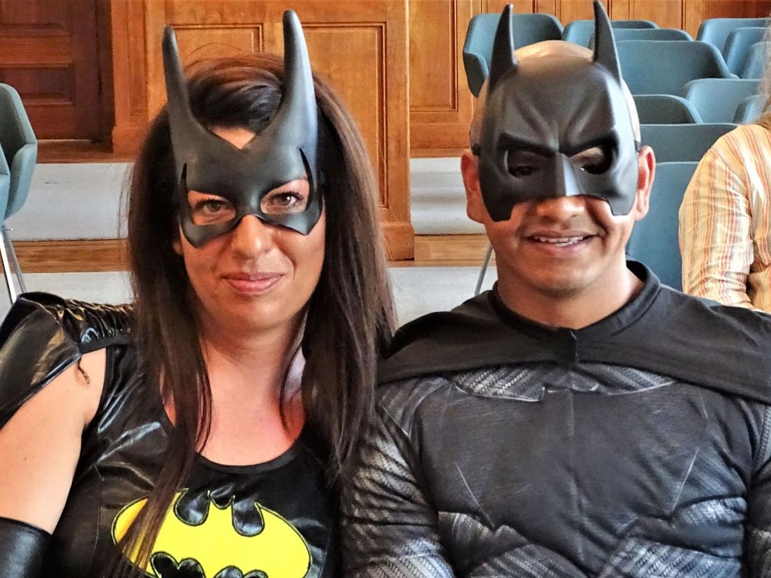 Batman en Batgirl in de trouwzaal van het stadhuis