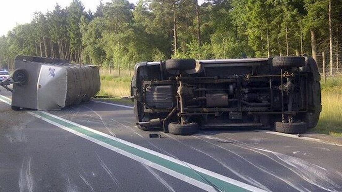 Trailer met paard gekanteld