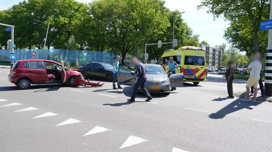 Veel schade bij botsing op Europaweg in Assen. Veel schade bij botsing op Europaweg in Assen.