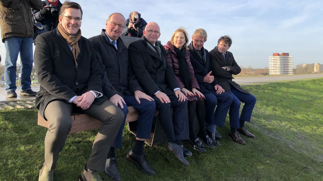 Met de onthulling van een bankje is de versterkte dijk officieel geopend