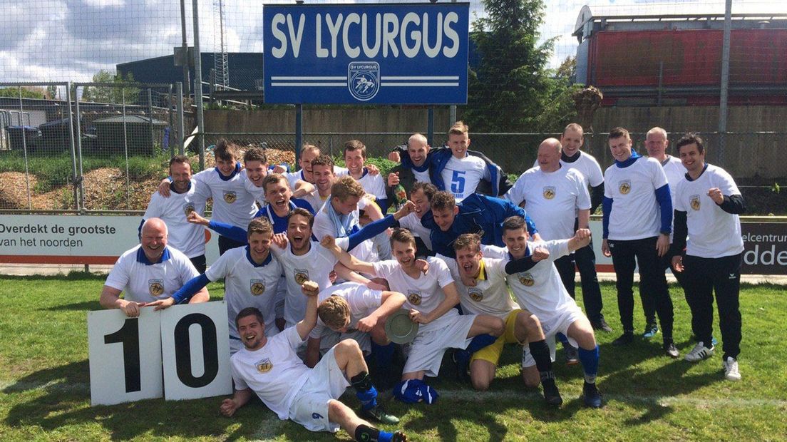 De kampioensfoto van Lycurgus met het aantal goals van het duel tegen DIO Groningen links in beeld