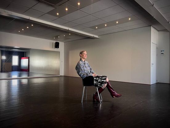 Dansende dj JEA (33) uit Assen verovert wereld met vrolijke muziekvideo's terwijl ze vecht tegen borstkanker