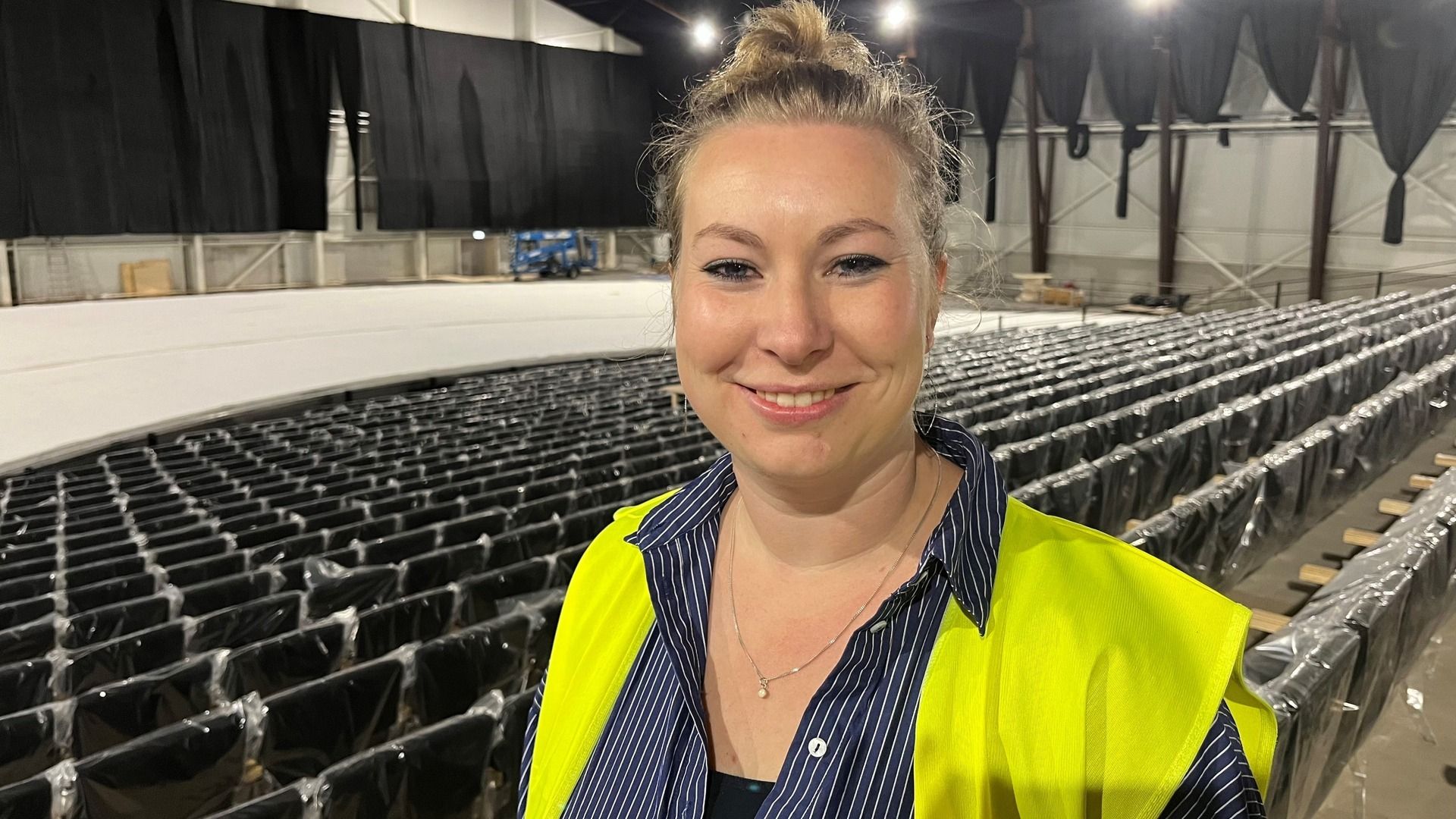 Lisette Bokma, productioneel directeur De Tocht, met achter haar de ijsvloer