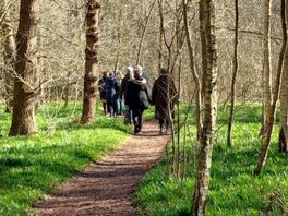 Wandelgroep Spoorwijk ruimt zwerfafval op: 'Je beweegt en de natuur wordt schoon'