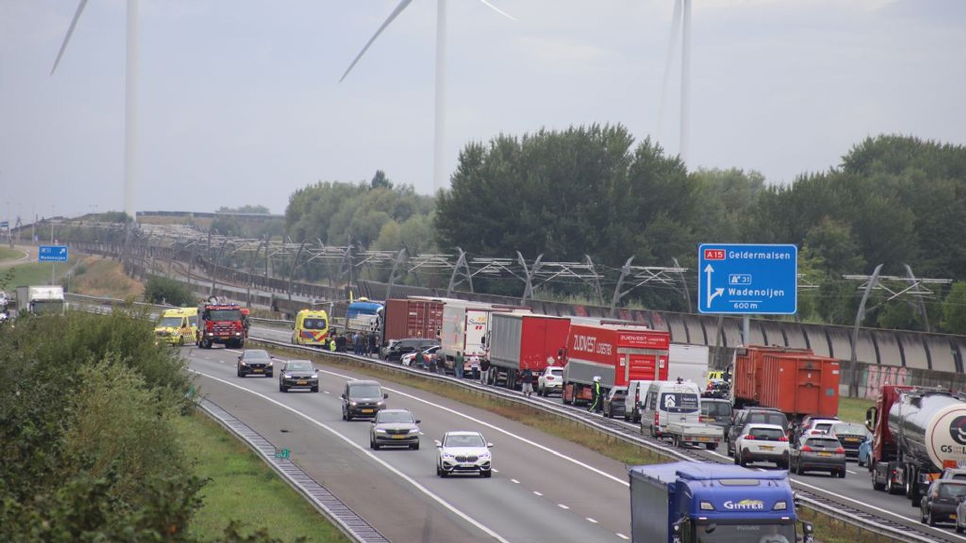 Zwaar Ongeluk Met Vrachtwagens Op A15 - Omroep Gelderland