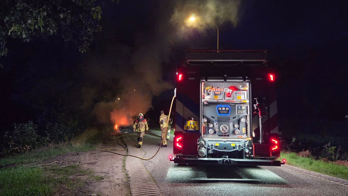 112 Nieuws: Auto in Hellendoorn brandt uit