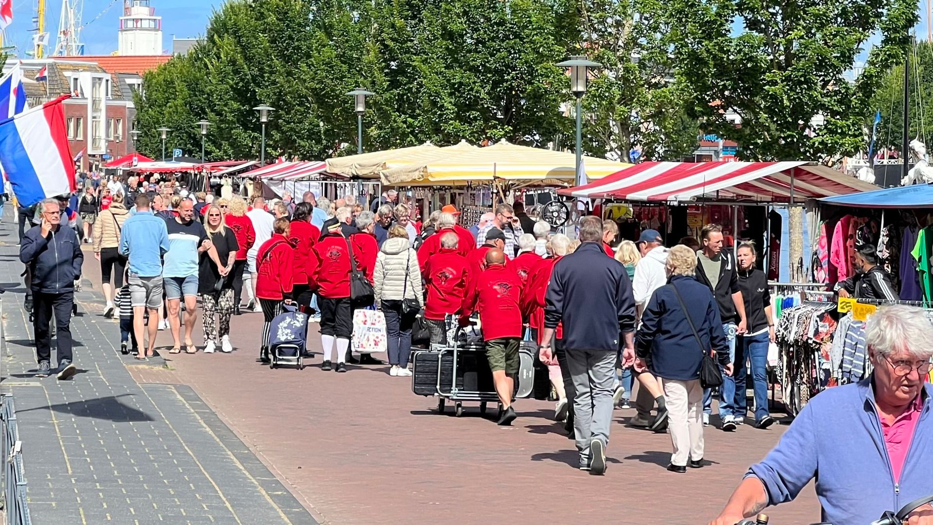 Mensen op de bonte markt