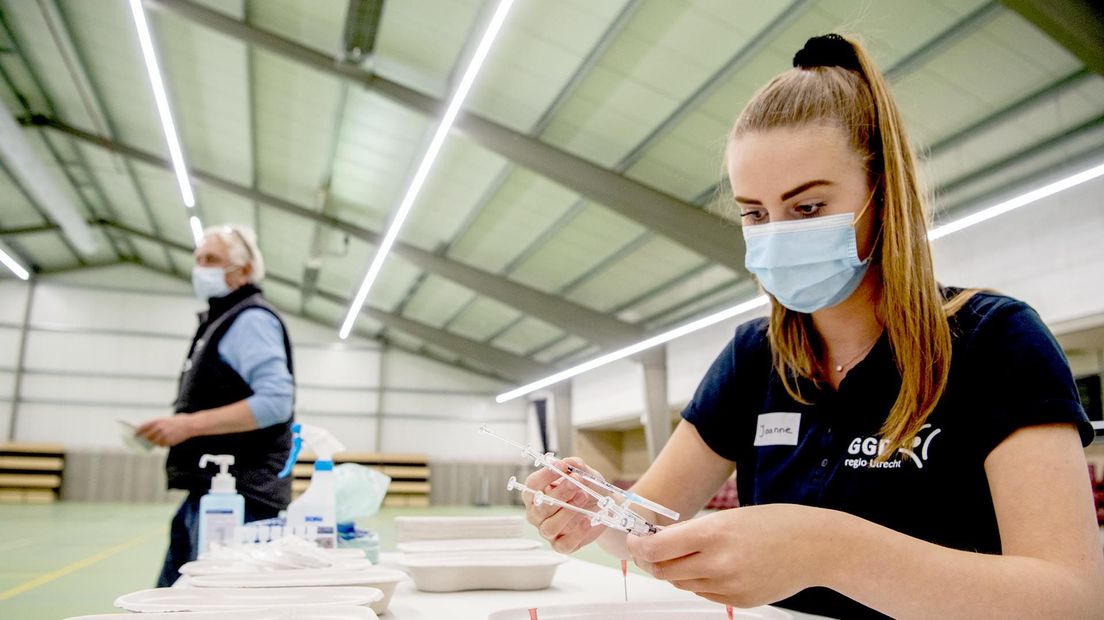 Het is druk bij de vaccinatielokatie in Wijk bij Duurstede, vooral jongeren laten zich vaccineren in de tijdelijke vaccinatie lokatie in een sporthal met het Phizer-vaccin.
