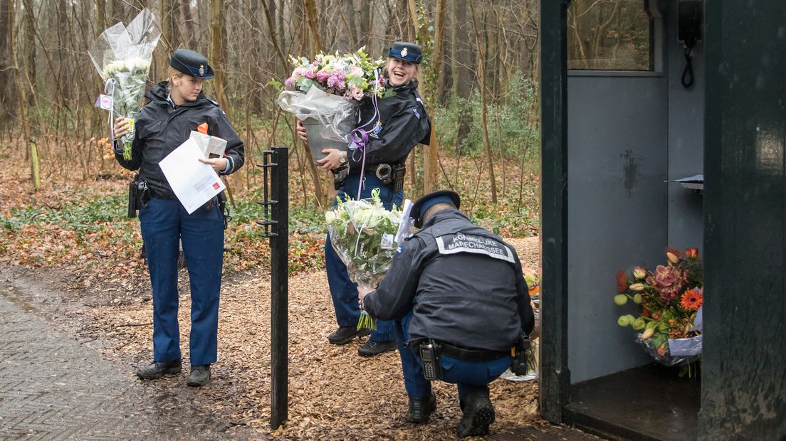 De Marechaussee is druk met alle bloemen.