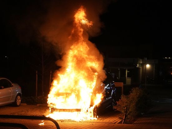 Auto gaat in vlammen op in Assen