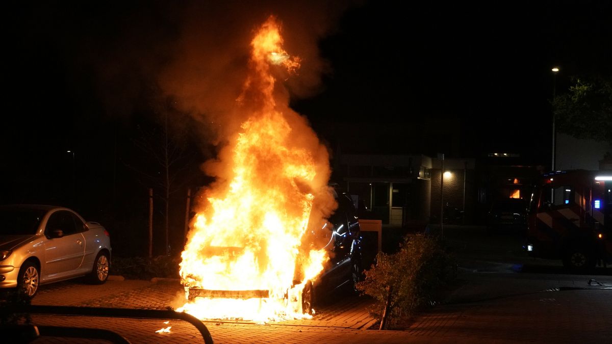 Auto gaat in vlammen op in Assen