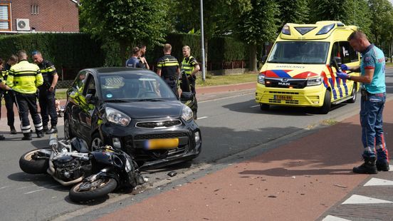 Motorrijder raakt gewond bij botsing met auto in Assen. Motorrijder raakt gewond bij botsing met auto in Assen.