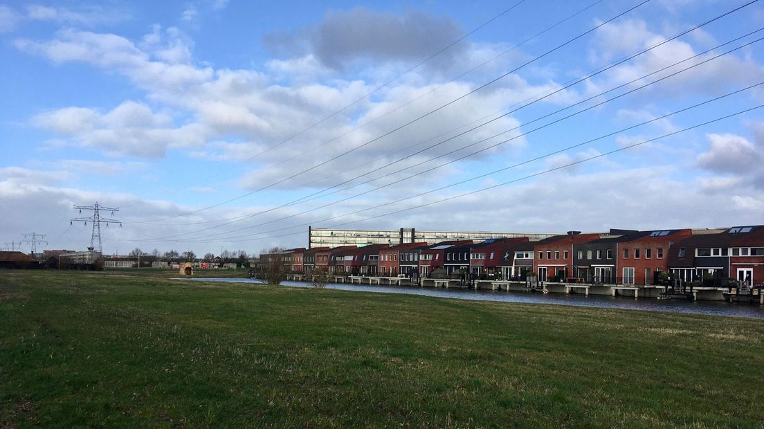 Op deze groenstrook in de wijk Blokhoeve komen na de verkabeling nieuwbouwhuizen