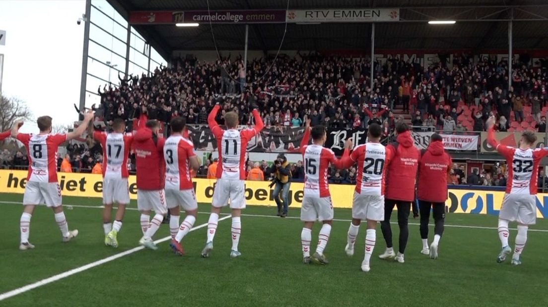 Spelers van FC Emmen vieren de winst op Heracles met het publiek (Rechten: RTV Drenthe)