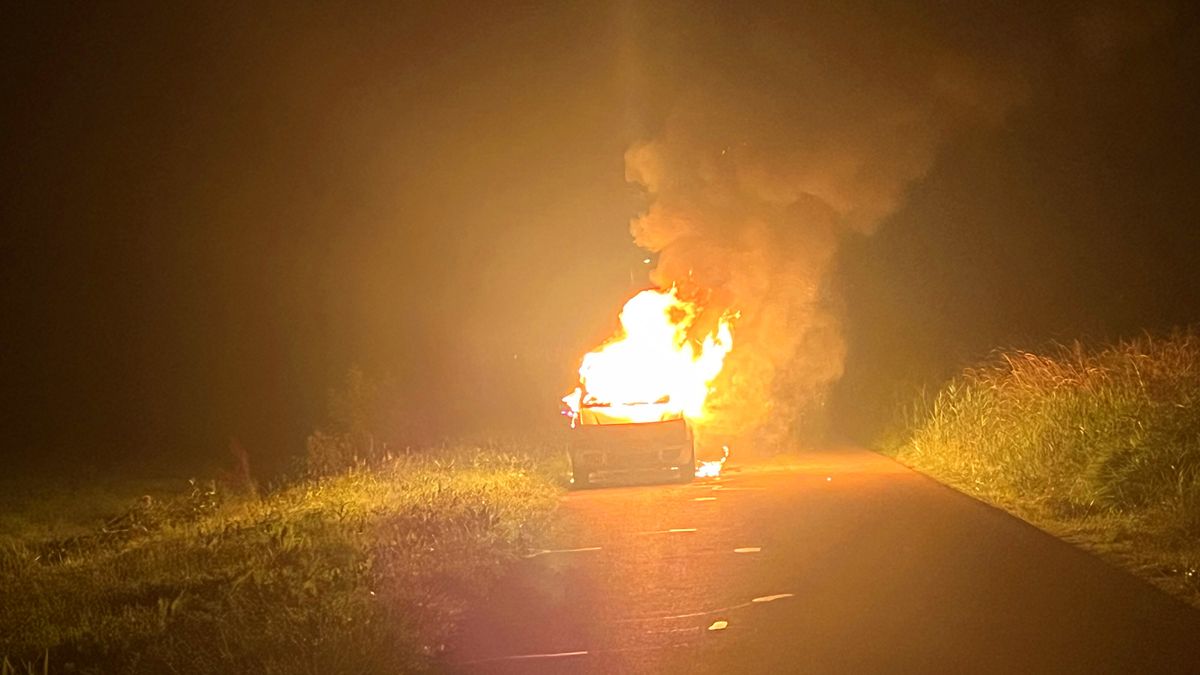 Auto in brand bij De Veenhoop