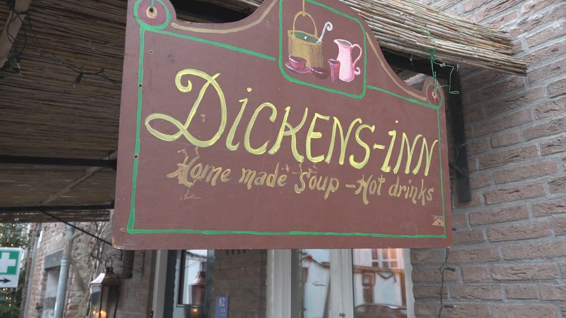 Het bord van de Dickens-Inn, achterin de Deventer Walstraat