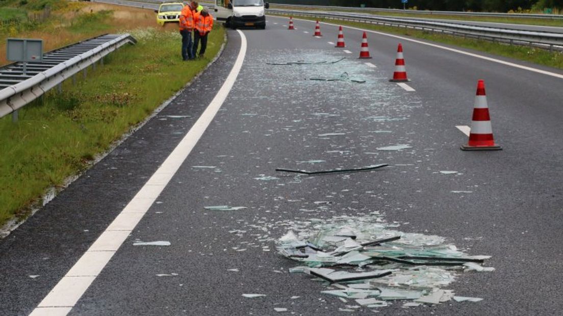 Vrachtwagen verliest glas op N33 (Rechten: Herman van oost)