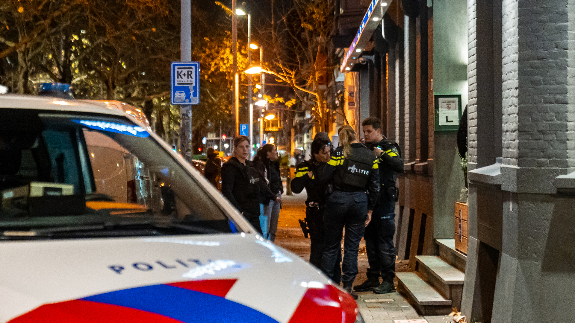 Volgens de politie is de verdachte gevlucht naar het Hofplein.