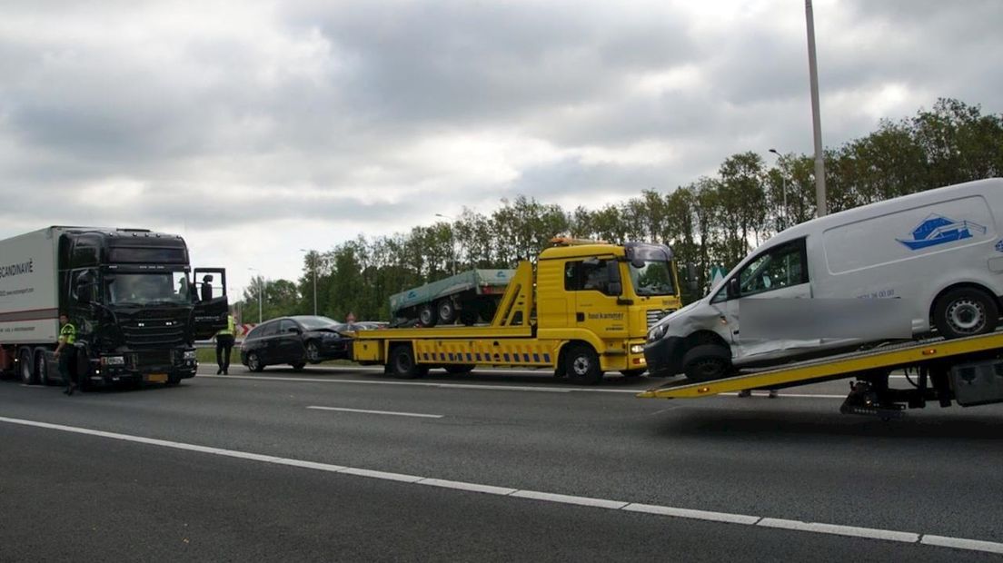 Twee auto's en een vrachtwagen botsten tegen elkaar